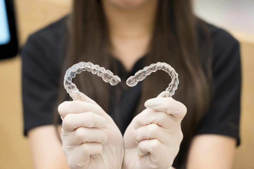 広島市歯医者　佐伯区歯医者　楽々園歯医者　海老園歯医者　廿日市歯医者　マウスピース矯正　広島インビザライン　インプラント