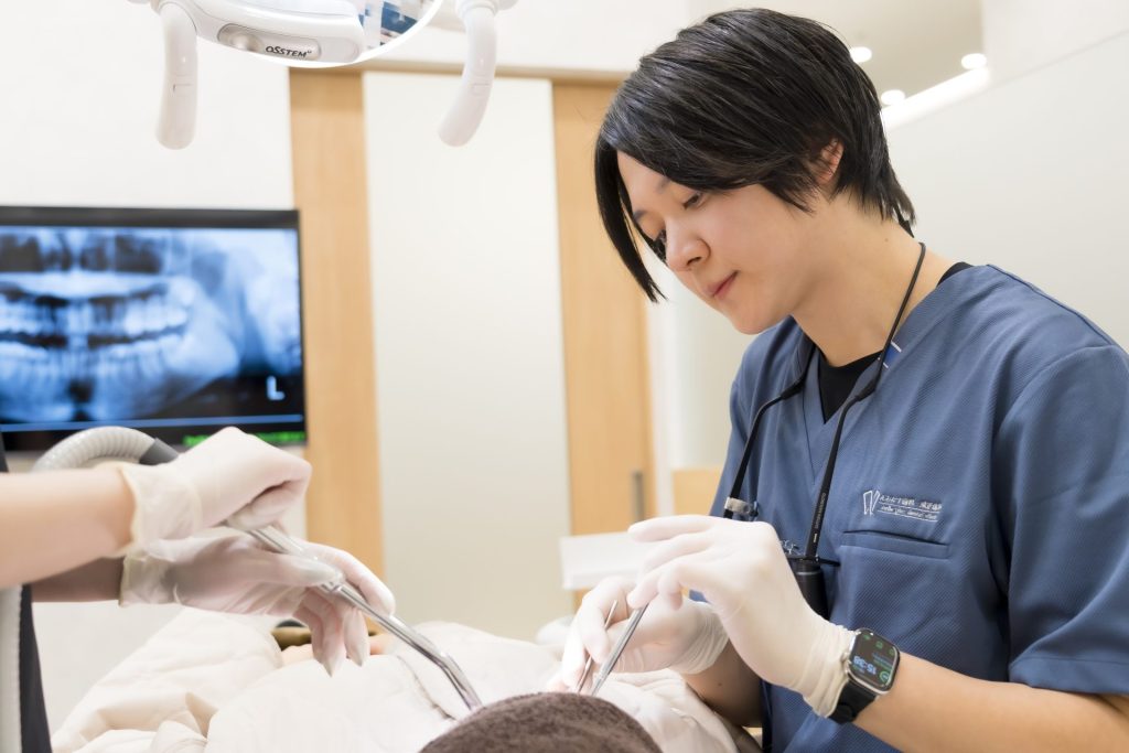 広島市佐伯区　楽々園　歯医者　えみたす歯科・矯正歯科イオンタウン楽々園院の歯科医師