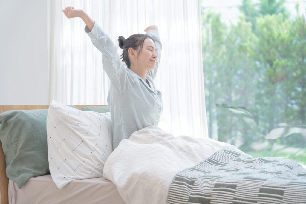 広島市歯医者　広島市佐伯区　歯医者　楽々園歯医者　海老園歯医者　五日市歯医者　えみたす歯科・矯正歯科　イオンタウン楽々園院　寝起きの女性