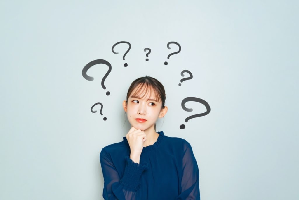 すきっ歯を放置するどんなトラブルが起きるのか考えている女性