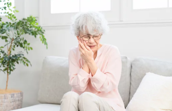 広島市歯医者　佐伯区歯医者　楽々園歯医者　海老園歯医者　廿日市市歯医者　えみたす歯科・矯正歯科　イオンタウン楽々園院　広島市おすすめ歯医者　歯ぐきから膿が出た