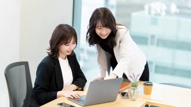 広島市歯医者　佐伯区歯医者　楽々園歯医者　海老園歯医者　えみたす歯科・矯正歯科　イオンタウン楽々園院　広島市おすすめの歯医者　親知らず抜歯後も仕事している女性