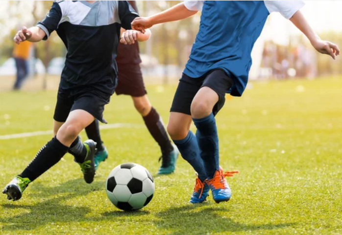 広島市歯医者　佐伯区歯医者　楽々園歯医者　海老園歯医者　えみたす歯科・矯正歯科　イオンタウン楽々園院　サッカーする子供（小児矯正するか迷っている）