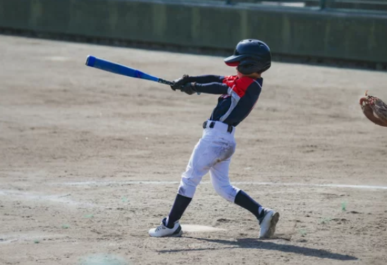 広島市歯医者　佐伯区歯医者　楽々園歯医者　海老園歯医者　えみたす歯科・矯正歯科　イオンタウン楽々園院　サッカーする子供（小児矯正するか迷っている）