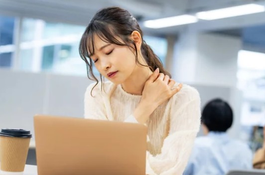 広島市歯医者　佐伯区歯医者　楽々園歯医者　海老園歯医者　廿日市市歯医者　えみたす歯科・矯正歯科　イオンタウン楽々園院　広島市でおすすめの歯医者　定期検診　通いやすい歯医者　マウスピース　インビザライン　マウスピース矯正　　肩こり　広島マウスピース矯正