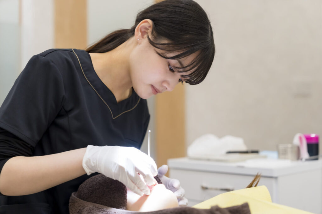 広島市歯医者　佐伯区歯医者　楽々園歯医者　海老園歯医者　廿日市市歯医者　えみたす歯科・矯正歯科　イオンタウン楽々園院　広島市でおすすめの歯医者　自宅でできるデンタルケア　歯磨き　歯科衛生士　定期検診
