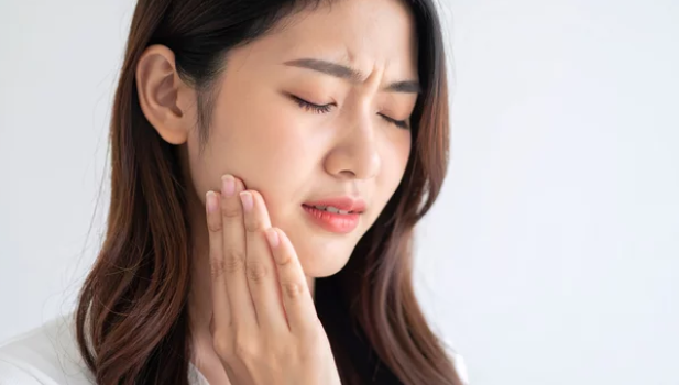 広島市歯医者　佐伯区歯医者　楽々園歯医者　海老園歯医者　廿日市市歯医者　えみたす歯科・矯正歯科　イオンタウン楽々園院　広島市でおすすめの歯医者　歯を痛がる女性